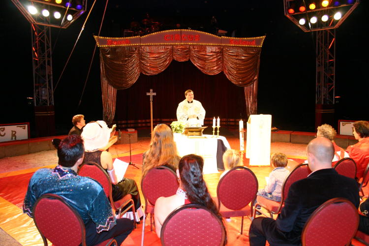 Circus-Gottesdienst im Circus Busch-Roland