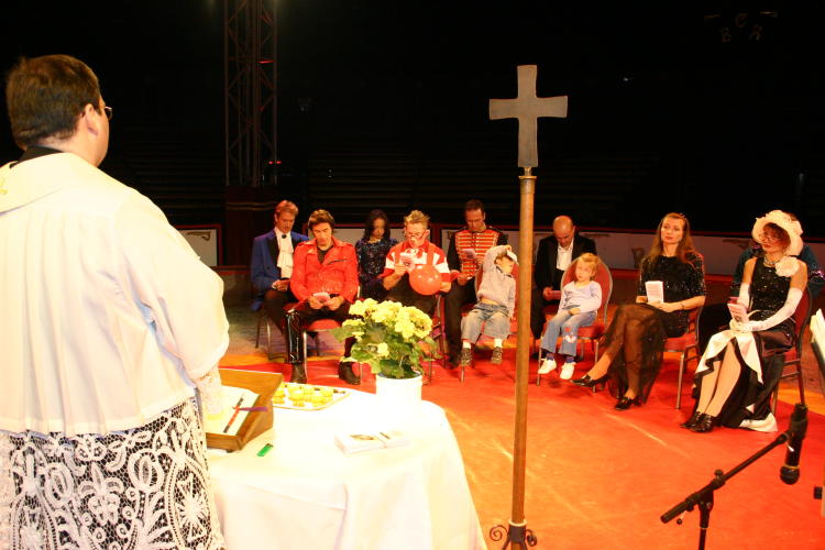 Circus-Gottesdienst im Circus Busch-Roland